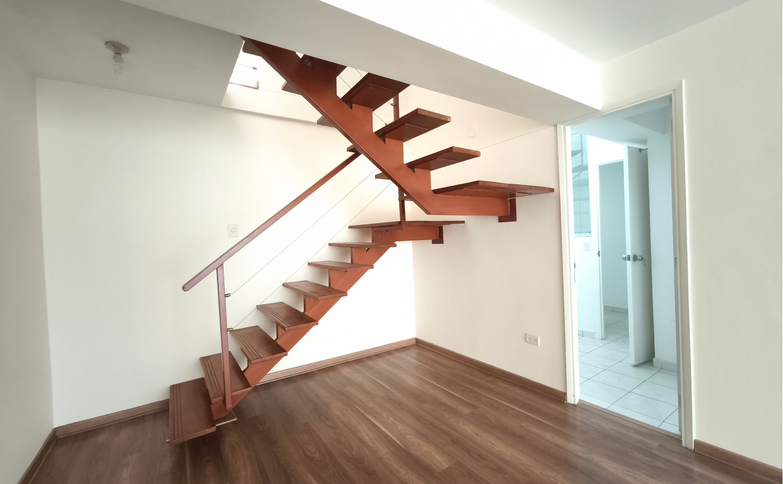 Venta de Dúplex en primer piso con terraza – Miraflores