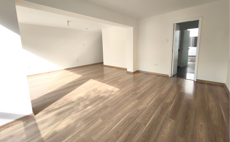 Venta de Dúplex en primer piso con terraza – Miraflores