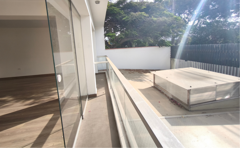 Venta de Dúplex en primer piso con terraza – Miraflores