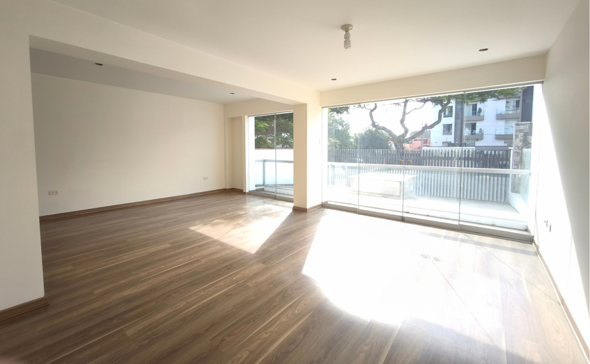 Venta de Dúplex en primer piso con terraza – Miraflores