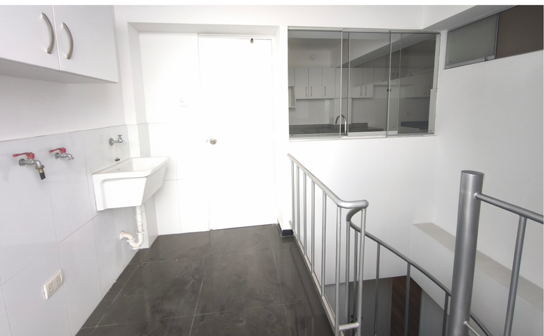 Venta de Dúplex en primer piso con terraza – Miraflores