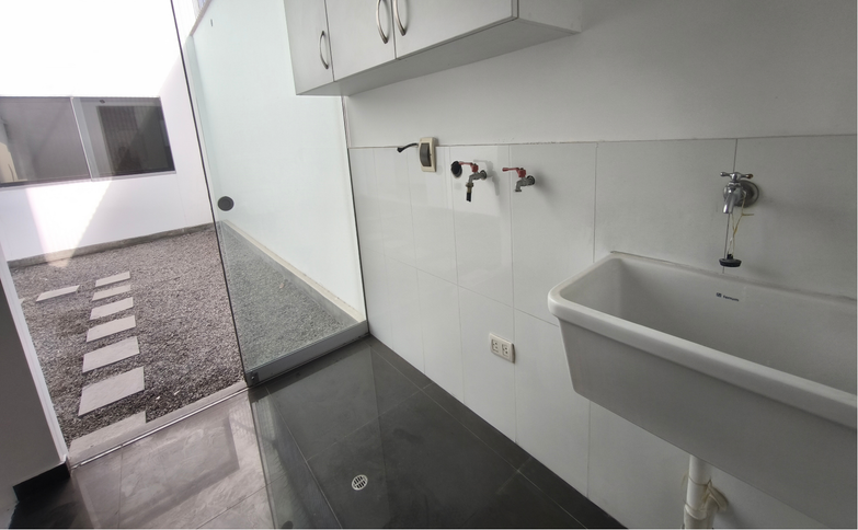 Venta de Dúplex en primer piso con terraza – Miraflores